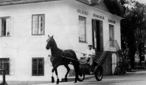 1955: Stefan Reichl sen. beim Brotausliefern mit seinem Pferd "Traunstein".