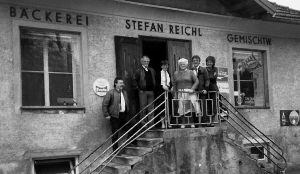 Familienfoto 1984, kurz vor Beginn des Geschäftsneubaus. von links: Helmut Reichl, Erwin Reichl, Margarete Reichl, Margarete Reichl sen., Stefan Reichl, Gabriele Reichl